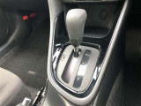 操作しやすいATシフトです。 シフトチェンジを気にしなくていいので運転だけに集中できますね。 自然と手に届くところにある、手になじむ形状のシフトノブがいいですね。