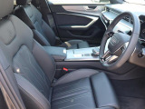 Audi正規ディーラーが高品質をお約束。高度な訓練・教育を受けたAudi専任メカニックが、100項目にもおよぶ精密な点検を実施。すべてクリアしたAudi車だけ、あなたのお手元に届けられるのです
