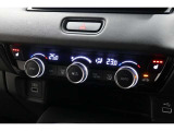 運転席と助手席の温度設定の変更が可能な左右独立タイプのデュアルエアコンです♪♪♪暑がりな人・寒がりな人も誰もが車内を快適にお過ごしいただけます♪♪♪