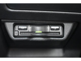 ETCは純正ならではの足元を妨げない工夫をこらしており、ETC2.0搭載車です。周辺のITSスポット道路状況や渋滞情報も表示可能でございます。