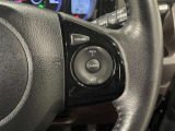 ステアリングスイッチ付きで、運転中に視線を前に向けたまま操作できます。