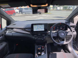 すっきりした運転席周りにはナビやエアコンの操作パネルを設置しておりますので、お一人での運転でもご安心できます。
