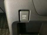 アクセサリーソケットはUSBのアダプターなどをつければ、スマホの充電にも使えます。周辺には物が置けるボックスがついています。