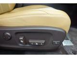 運転席にはパワーシートが付いております。パワーシートは指先1つで操作出来るためチカラの弱い女性の方でもシートに座ったまま操作出来ます♪
