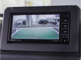 【バックカメラ】駐車が苦手な方でも安心してお乗りいただけます。リバース連動で画面が切り替わるのでとっても便利です。