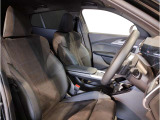 【コックピットシート】BMW車の主役席。車体中央にくる様に配置し車両重心とが一致する事でドライバーと車との一体感あるドライビングを実現。人間工学に基づき形成した形状が長時間のドライブ疲労も軽減します!