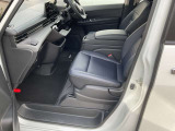 快適に運転できるゼログラビティシート!ロングドライブでも疲れにくい中折れ(スパイナルサポート)形状の背もたれパッドを、 前席と2列目左右シートに採用しました。