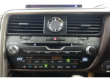 ★運転席と助手席でそれぞれお好みに合わせて温度設定が行えるフルオートエアコンです。外気温や室温、日射量を感知し、吹き出し温度、風量を緻密に制御します