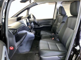 高いホールド性で運転姿勢が安定します。長距離ドライブでも疲れにくいのが魅力です。快適なドライビングライフをお送りください♪