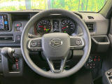 インテリアに合わせたデザインのステアリングは、運転される方のことも考え、運転しやすい形状、大きさです。是非一度、実際に触ってお確かめください。