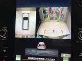 【マルチテレインモニター】車のフロントやサイドのカメラ画像を同時にモニター表示することで、悪路や狭い道を走行時でも周囲の状況確認ができ安心!本格SUVにうれしい装備です♪