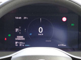 【メーターパネル】素早く車の情報が読み取れる、視認性に優れたシンプルなデザインのメーターパネルです。