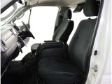 シックな色使いの運転席周りですね。すっきりとしたデザインで上品な色使いです。居心地の良い運転席長く座ってられるリラックスできるデザインがいいですね。