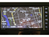 純正7インチSDナビ。CD・DVD・SD・高画質で鮮明な映像が楽しめるフルセグTV対応です。ナビ連動のETCを搭載しています。利用日や料金の確認がモニター出来出て便利ですよ。