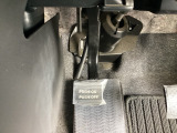 パーキングブレーキはフット式なので運転席と助手席の間はすっきり、移動も楽々です。さっと手が届く位置にATセレクトレバーやエアコンスイッチなどがあり操作性に優れています
