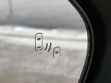 【ブラインドスポットモニター】走行中、ドアミラーの死角になりやすい箇所に後続車が接近するとサイドミラーのレンズに警告を表示!ドライバーに注意喚起をしてくれます。