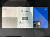 スマートキーは鍵をバッグに入れたままでもドアロックの開閉やエンジンのON・OFFができます。夜間や雨の日も鍵を探さなくて良いので便利です。