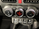 【オートエアコン】一度お好みの温度に設定すれば、車内の温度を検知し風量や温度を自動で調整。暑い&hellip;寒い&hellip;と何度もスイッチ操作をする必要はありません。快適な車内空間には必須の機能ですね♪
