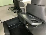 前席背面には格納式のテーブルも装備。食事やスマホ・タブレットでの動画視聴など様々な用途で活躍します。サイドにはちょっとした荷物がかけれる便利なコンビニフック付きです。
