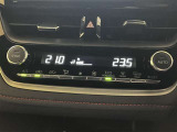 左右独立温度コントロールフルオートエアコンです。運転席、助手席それぞれで独立して温度設定ができます。冷え性の方が乗っても安心ですね♪