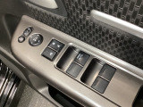 ハンドルの右側に電動格納付きパワーミラーの操作スイッチがついています。左右のサイドミラーの角度調節も微調整ができて便利です。パワーウインドウは運転席でドア4枚とも上下の操作ができるようになっています。