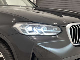 アダプティブLEDヘッドライトはステアリングを切った方向を照らします。