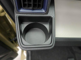 カップホルダーは運転席や助手席からちょうど手の届く位置です!!