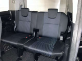 3列目シートは跳ね上げ式で折りたたみ可能です。キャンプ用品など大きな荷物もばっちり収納可能です!