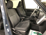 【快適温熱シート(運転席・助手席)】長時間座っていると負担のかかりやすい肩や腰、冷えやすい脚部に心地よいぬくもりを伝えます。冬季だけでなく冷房中に使用したりと、オールシーズン使えます!