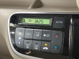 【オートエアコン】一度お好みの温度に設定すれば、車内の温度を検知し風量や温度を自動で調整。暑い&hellip;寒い&hellip;と何度もスイッチ操作をする必要はありません。快適な車内空間には必須の機能ですね♪