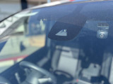 フロントガラスの上部には衝突軽減ブレーキの装置も付いており、より安全に運転を楽しんでいただくことができます。