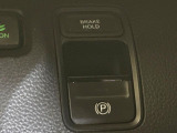 【電動パーキングブレーキ】パーキングブレーキは便利な電動式!ボタン一つで操作でき、アクセルを踏めば自動で解除されます♪レバーやペダルが無いので運転席廻りもすっきりしますね♪
