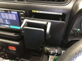 マルチホルダーです。スマートフォンやメモ帳などを置いておくのに便利です。プッシュすると小物入れが出現します。