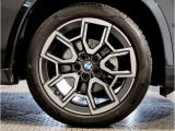 BMWの純正アロイホイールは軽量かつ強度にも優れているホイールで走行性能を引き上げる設計になっております。足元にもBMWは妥協がなくこだわっている個所になります。