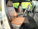 運転席シート廻りは使用感も少なく、良好な状態となっています。前オーナー様が丁寧に使っていたことがよくわかりますね。