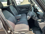 運転席まわりです。実際に座ってみて、乗り心地を体験してみてください,視界も良好です