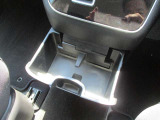 運転席助手席で使用できるドリンクホルダーです。