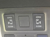 【両側パワースライドドア】スマートキーや運転席のスイッチで後席両側スライドドアの開閉が可能♪電動だから力を入れてドアを開ける必要が無く、小さなお子様でも簡単に開け閉めでき快適です♪