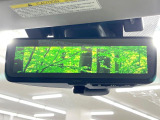 【スマートリヤビューミラー】後席の大きな荷物や同乗者で後方が確認しづらい時でも安心!カメラが撮影した車両後方の映像をルームミラー内に表示。クリアな視界で状況の確認が可能です!