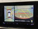 パノラミックビューモニターを装備。駐車場や交差点でクルマを真上から見るように周囲を確認できます。機能の詳細は販売店スタッフまでおたずねください。