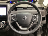 ハンドルにHondaセンシング系のクルーズコントロールやレーンキープアシストなどのスイッチと、オーディオの操作スイッチが装備されています。ハンドルから手を離さず安全に操作できます。