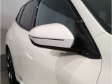 BMWのミラーは車種によって異なりますがレーンチェンジウォーニングが装備されております。詳しくは当店スタッフまでお問い合わせくださいませ。