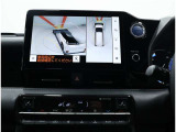 サイドクリアランスビュー表示中に、旋回時の運転操作に合わせて自動で車両を斜め後方から見たような映像を表示。