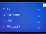 AM/FMチューナー、フルセグTV、Bluetooth接続、USB入力(動画・音楽再生/給電)、スマートフォン連携機能を標準装備!機能の詳細につきましては、展示店舗までお尋ねください。