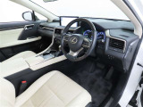 高揚感の高まる美しいインテリアデザインの運転席です。