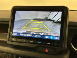 リバースギアに入れるだけで後方の表示へ切り替わります。夜間や雨の日の駐車も楽になりますよ。