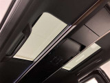 車内が明るくなるムーンルーフも装備です。