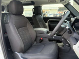【運転席】室内は座り心地の良いシートとなっており、空間の広さと目線の高さから運転がしやすくなっております。