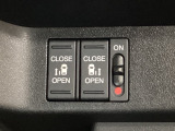 リアドアは乗り降りに便利な両側電動スライドドアです。また運転席に座っていながらスイッチ操作で自在にスライドドアを開け閉めできます。