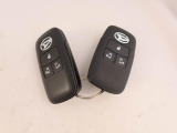 電子キーをカバンやポケットに持っていれば、ドアハンドルやバックドアに付いているボタンを押すだけでドアの開閉ができます。手が塞がっている時、カバンの中からカギを探す必要がありません。